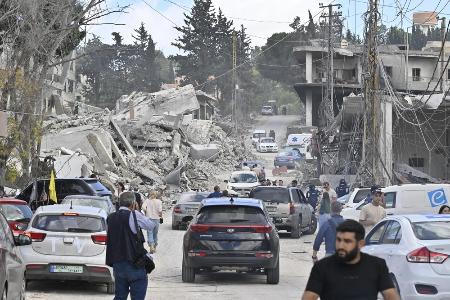 米イランの戦闘終結に向けた合意後、自宅に戻るレバノンの住民ら＝１５日、レバノン南部ナバティエ（ゲッティ＝共同）