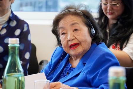 被爆体験を証言するサーロー節子さん＝１７日、ウィーン（共同）
