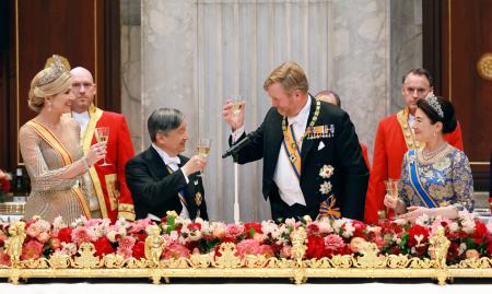 晩さん会でウィレムアレクサンダー国王夫妻と乾杯される天皇、皇后両陛下＝１７日、アムステルダム（代表撮影・共同）