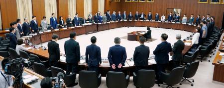 国民投票法の改正案を賛成多数で可決した衆院憲法審査会＝１８日午前