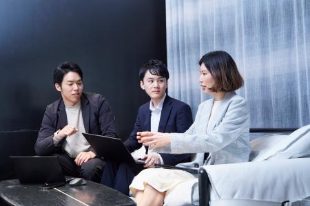 企業のブランディング対策について話し合うブランドクラウドの社員たち＝東京・赤坂（提供写真）