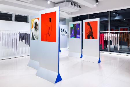　「プリーツ　プリーズ　イッセイ　ミヤケ」の「ベーシックス（ＢＡＳＩＣＳ）」シリーズに焦点を当てた写真展＝東京・南青山（（Ｃ）ＩＳＳＥＹ　ＭＩＹＡＫＥ　ＩＮＣ．）（提供写真）