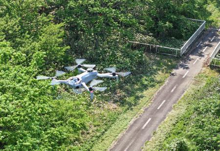 北海道新十津川町でデモ飛行する、クマ対策などに使われるＫＤＤＩのドローン＝２日