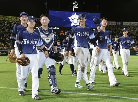 交流戦初優勝を決め、笑顔で引き揚げる西武ナイン＝１６日、甲子園