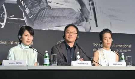 　第７９回カンヌ国際映画祭で記者会見する（左から）松たか子、深田晃司監督、石橋静河＝５月、フランス・カンヌ（共同）