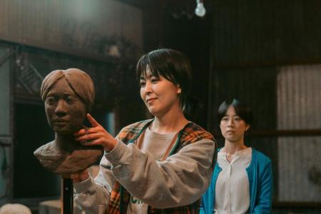 映画「ナギダイアリー」の一場面☆（○の中に小文字のＣ）２０２６　ナギダイアリー・パートナーズ（スターサンズ／八朔ラボ／ワンダーストラック）／Ｓｕｒｖｉｖａｎｃｅ／Ｍｏｍｏ　Ｆｉｌｍ　Ｃｏ．