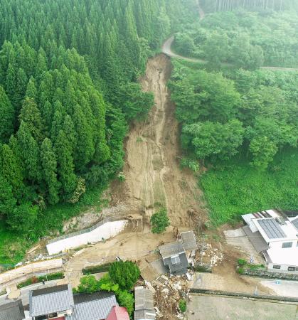大分県九重町の土砂崩れ現場＝１８日午前（大分県提供）