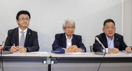 記者会見する原告の男性（中央）と代理人弁護士＝１８日午前、大阪市北区