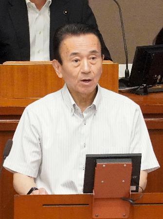 静岡県議会本会議で発言する鈴木康友知事＝１８日午前
