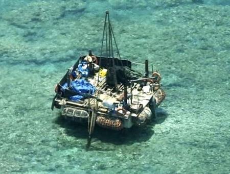 南シナ海スカボロー礁で確認された構造物（フィリピン沿岸警備隊提供・共同）