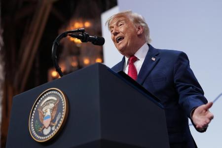 １７日、Ｇ７サミットの閉幕後、フランス東部エビアンで記者会見するトランプ米大統領（ＡＰ＝共同）