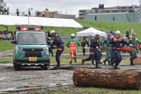 警視庁が実施した大規模災害訓練で披露された、オフロード用のタイヤを備えた小型車両＝１８日午後、東京都足立区