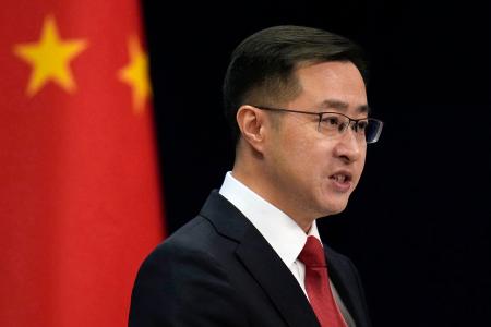記者会見する中国外務省の林剣副報道局長＝１８日、北京（共同）