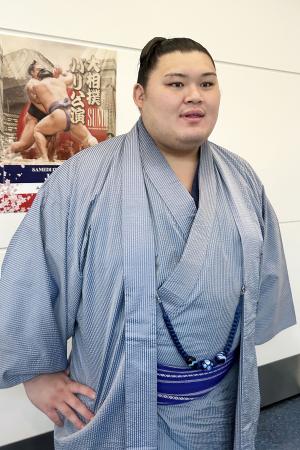 大相撲パリ公演を終えて帰国し、取材に応じる大の里＝１８日、羽田空港