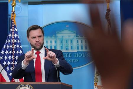 記者会見するバンス米副大統領＝１８日、ワシントン（ＡＰ＝共同）