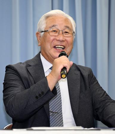「日野町事件」の再審公判に向けた第3回3者協議後、笑顔で記者会見する阪原弘さんの長男弘次さん=19日午前、大津市