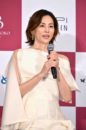 　報告会に登場した米倉涼子＝東京都港区