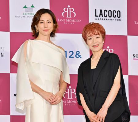 　報告会に登場した米倉涼子（左）と高部尚子＝東京都港区
