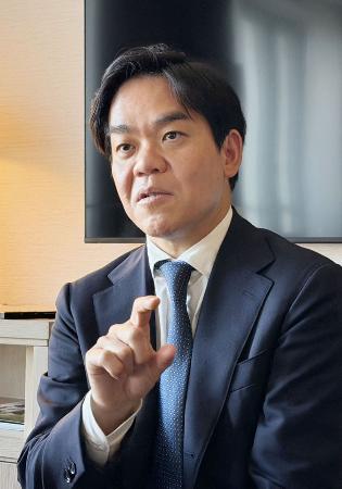 取材に応じるサカナＡＩの伊藤錬社長＝１７日、スイス・ジュネーブ（共同）