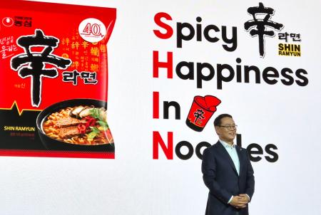 記者会見する韓国食品大手「農心」の趙ヨンチョル代表理事＝５月、ソウル（共同）