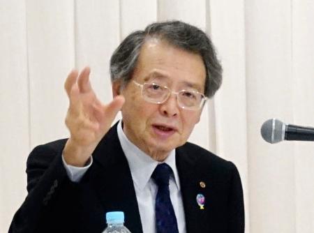 記者会見する日本商工会議所の小林健会頭＝１９日午後、金沢市