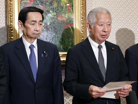 木原官房長官と会談後、取材に応じる森衆院議長（右）と関口参院議長＝１９日午後、衆院議長公邸
