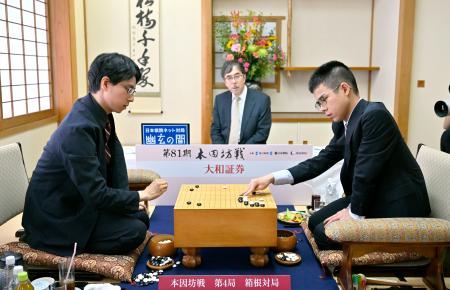 第８１期本因坊戦５番勝負の第４局を終え、対局を振り返る一力遼本因坊（左）と福岡航太朗七段＝１９日午後、神奈川県箱根町