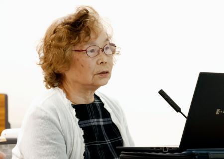 沖縄戦犠牲者の名前を読み上げる西山則子さん＝１９日午後、札幌市