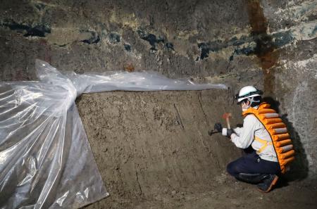 報道陣に公開された、地下３５０メートルの坑道で土砂を採取する作業＝１９日午後、北海道幌延町