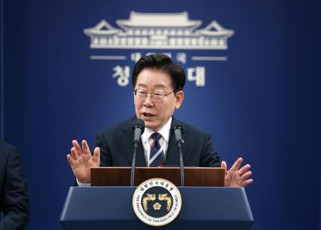 １９日、ソウルの大統領府で記者会見する韓国の李在明大統領（聯合＝共同）