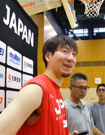 取材に応じる比江島＝味の素ナショナルトレーニングセンター