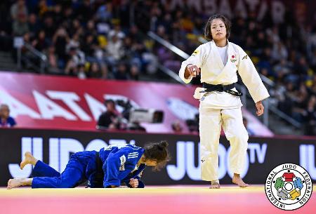 女子５２キロ級１回戦の阿部詩（右）＝ウランバートル（国際柔道連盟提供・共同）