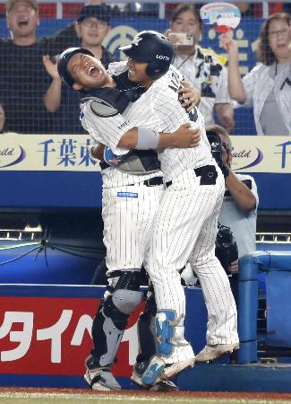 ６回、満塁本塁打を放ち、佐藤（左）と抱き合うロッテ・愛斗＝ＺＯＺＯマリン