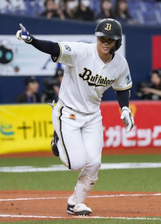 １０回、サヨナラ打を放ち喜ぶオリックス・太田＝京セラドーム