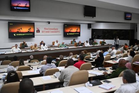 経済改革案について議論するキューバ共産党中央委員会の臨時総会＝１７日、ハバナ（Ｅｓｔｕｄｉｏｓ　Ｒｅｖｏｌｕｃｉｏｎ提供、ロイター＝共同）