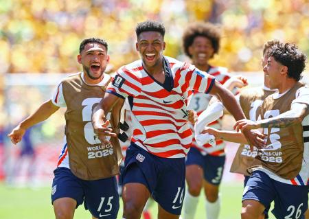 米国―オーストラリア　前半、チーム２点目のゴールを決め駆け出す米国のフリーマン（中央）＝シアトル（ロイター＝共同）