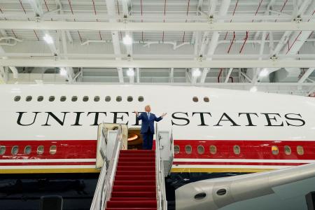 新たな米大統領専用機として改修した機体を披露するトランプ大統領＝１９日、ワシントン郊外（ロイター＝共同）