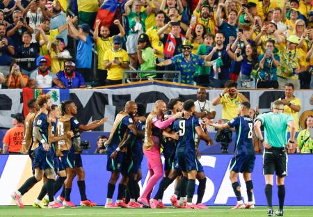 ブラジル―ハイチ 前半、自身2点目のゴールを決めたクニャ(9)を祝福するブラジルの選手たち=フィラデルフィア(共同)