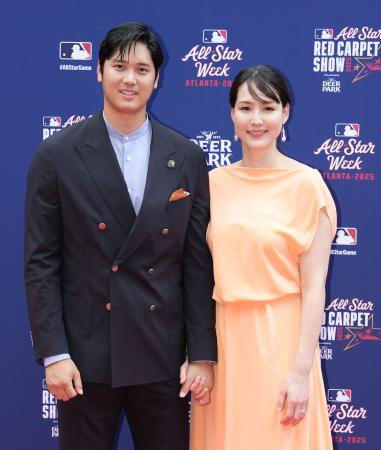 2025年7月、米大リーグ、オールスター戦前のレッドカーペットショーに参加したドジャース・大谷翔平選手と妻真美子さん=アトランタ(共同)
