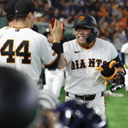 ３回、先制ソロを放ちナインに迎えられる巨人・浅野（右）＝東京ドーム
