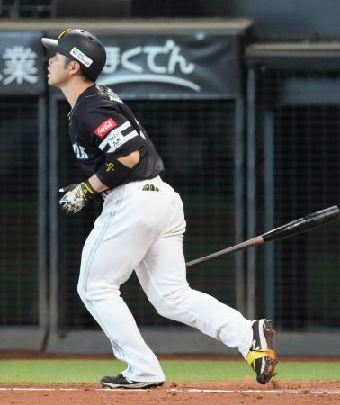 ５回ソフトバンク無死一、二塁、近藤が右越えに３ランを放つ＝エスコンフィールド
