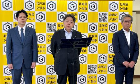 北海道夕張市役所で取材に応じる林総務相(中央)、鈴木直道知事(左)、厚谷司市長=20日午後