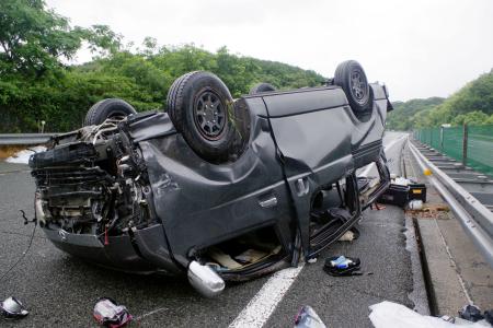 山口県下関市の中国自動車道で転覆したワンボックス車＝２０日午後（山口県警提供）