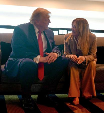 Ｇ７サミットの際に面会するトランプ米大統領（左）とイタリアのメローニ首相＝１７日、フランス東部エビアン（イタリア首相府提供・共同）