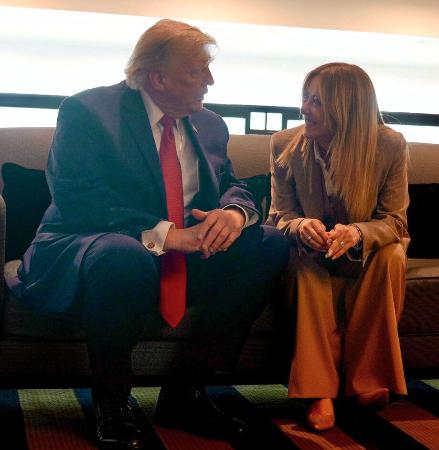 Ｇ７サミットの際に面会するトランプ米大統領（左）とイタリアのメローニ首相＝１７日、フランス東部エビアン（イタリア首相府提供・共同）