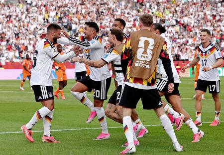 ドイツ―コートジボワール 試合終了間際、決勝ゴールを決めたウンダフ(左端)を祝福するドイツの選手たち=トロント(ロイター=共同)