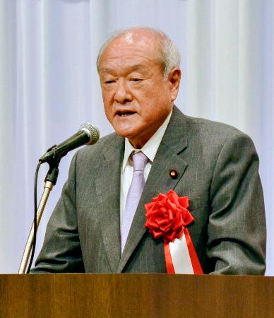 札幌市で開かれた党会合であいさつする自民党の鈴木幹事長＝２１日午前