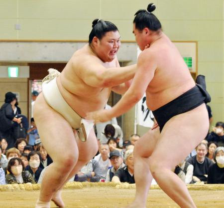 相撲を取る稽古を再開した大の里（左）＝茨城県大洗町