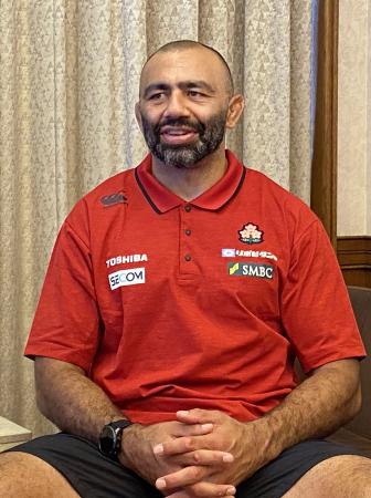 合宿先で取材に応じるラグビー日本代表ＦＷのリーチ＝２１日、宮崎市