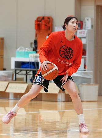 バスケットボール女子日本代表の強化合宿で練習する宮沢夕貴=21日、東京都北区の味の素ナショナルトレーニングセンター